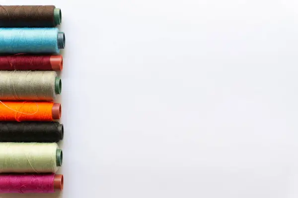 Beyaz arkaplanda çeşitli yerleşimlere sahip renkli başlıkların üst görünümü.