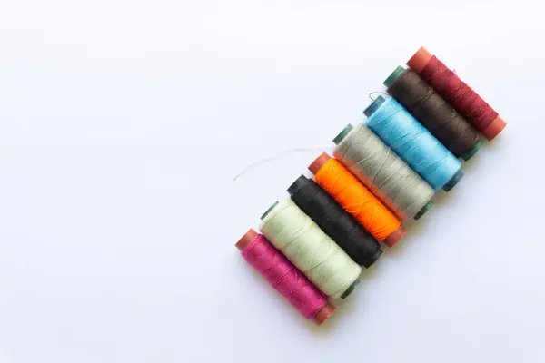 Beyaz arkaplanda çeşitli yerleşimlere sahip renkli başlıkların üst görünümü.