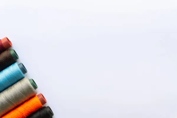 Beyaz arkaplanda çeşitli yerleşimlere sahip renkli başlıkların üst görünümü.