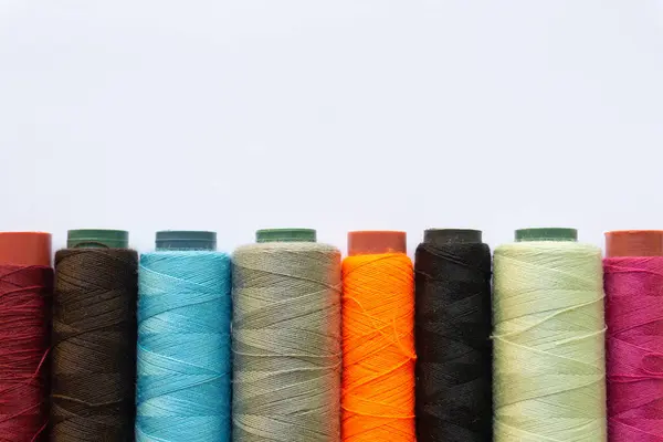 Beyaz arkaplanda çeşitli yerleşimlere sahip renkli başlıkların üst görünümü.