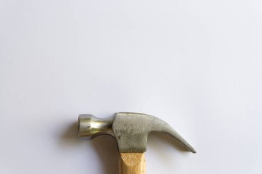 Metal çekiç ve ahşap saplı, beyaz arka planda çeşitli desenler var..