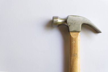 Metal çekiç ve ahşap saplı, beyaz arka planda çeşitli desenler var..