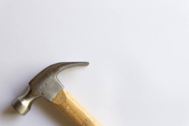 Metal çekiç ve ahşap saplı, beyaz arka planda çeşitli desenler var..