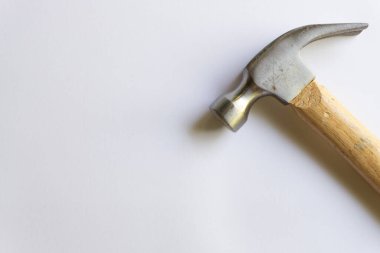 Metal çekiç ve ahşap saplı, beyaz arka planda çeşitli desenler var..