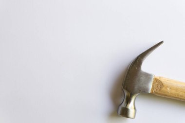 Metal çekiç ve ahşap saplı, beyaz arka planda çeşitli desenler var..