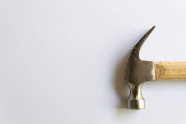 Metal çekiç ve ahşap saplı, beyaz arka planda çeşitli desenler var..