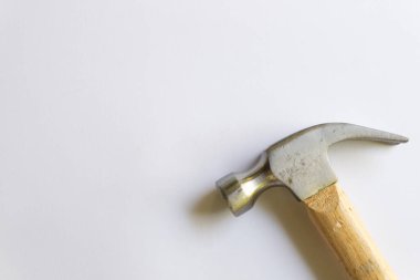 Metal çekiç ve ahşap saplı, beyaz arka planda çeşitli desenler var..