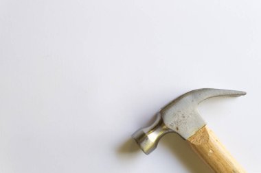 Metal çekiç ve ahşap saplı, beyaz arka planda çeşitli desenler var..