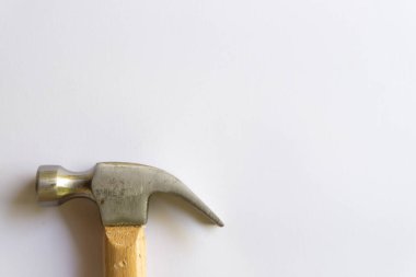 Metal çekiç ve ahşap saplı, beyaz arka planda çeşitli desenler var..