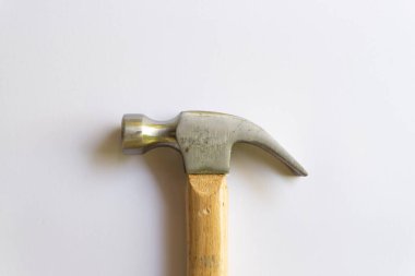 Metal çekiç ve ahşap saplı, beyaz arka planda çeşitli desenler var..