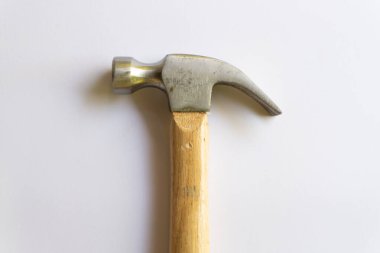 Metal çekiç ve ahşap saplı, beyaz arka planda çeşitli desenler var..