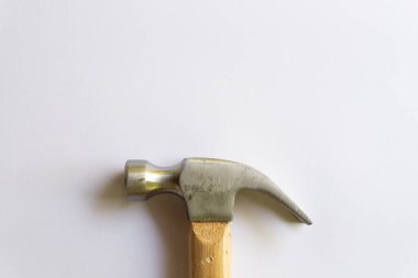 Metal çekiç ve ahşap saplı, beyaz arka planda çeşitli desenler var..