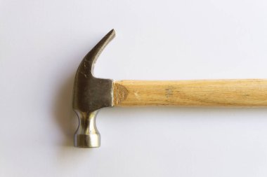 Metal çekiç ve ahşap saplı, beyaz arka planda çeşitli desenler var..