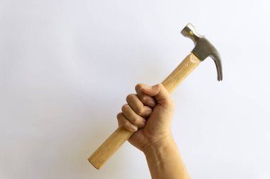 Metal çekiç ve ahşap saplı, beyaz arka planda çeşitli desenler var..