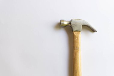 Metal çekiç ve ahşap saplı, beyaz arka planda çeşitli desenler var..