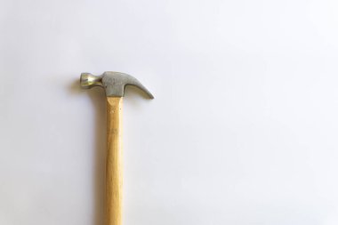 Metal çekiç ve ahşap saplı, beyaz arka planda çeşitli desenler var..