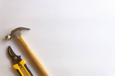 Ahşap saplı metal çekiç ve budama makası ya da beyaz arkaplanda izole edilmiş çeşitli desenli bahçe düzenleyicisi..