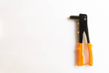 Turuncu saplı perçin aleti ve beyaz arka planda izole edilmiş çeşitli el perçinleri için gümüş kör perçin..