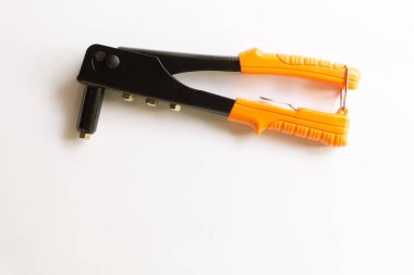 Turuncu saplı perçin aleti ve beyaz arka planda izole edilmiş çeşitli el perçinleri için gümüş kör perçin..