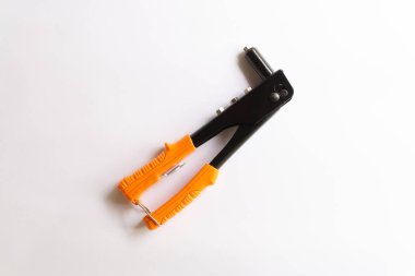 Turuncu saplı perçin aleti ve beyaz arka planda izole edilmiş çeşitli el perçinleri için gümüş kör perçin..