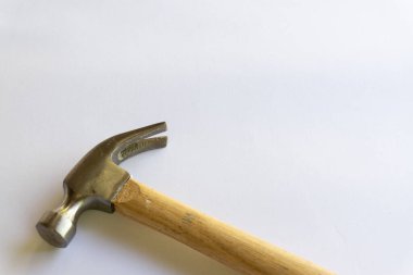 Metal çekiç ve ahşap saplı, beyaz arka planda çeşitli desenler var..