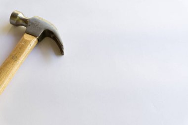 Metal çekiç ve ahşap saplı, beyaz arka planda çeşitli desenler var..