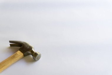 Metal çekiç ve ahşap saplı, beyaz arka planda çeşitli desenler var..