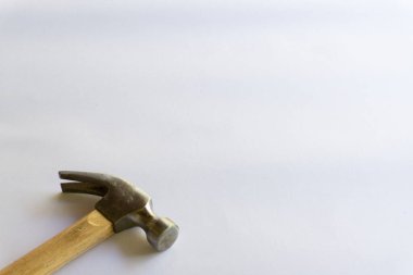 Metal çekiç ve ahşap saplı, beyaz arka planda çeşitli desenler var..