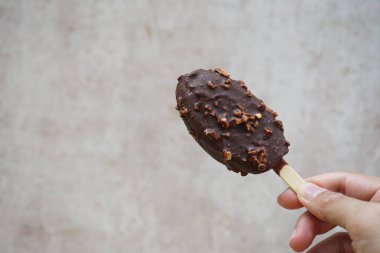 Dondurma çikolatası soyut arkaplanda izole.