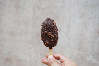 Dondurma çikolatası soyut arkaplanda izole.