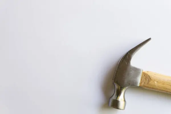 Metal çekiç ve ahşap saplı, beyaz arka planda çeşitli desenler var..