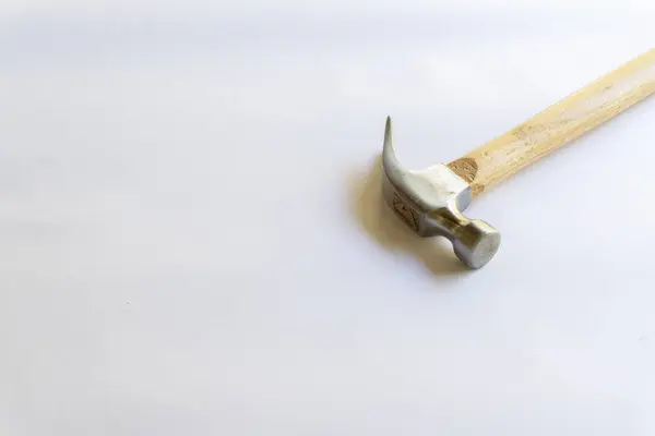 Metal çekiç ve ahşap saplı, beyaz arka planda çeşitli desenler var..