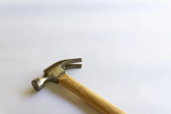 Metal çekiç ve ahşap saplı, beyaz arka planda çeşitli desenler var..