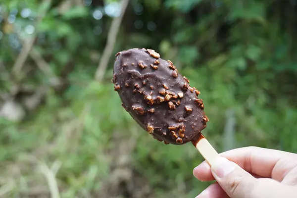 Dondurma çikolatası soyut arkaplanda izole.