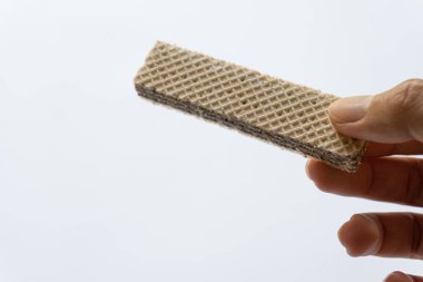 Beyaz arka planda izole edilmiş çikolatalı gofret tutan bir adam..