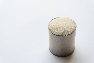 Beyaz bir arka planda izole edilmiş konserve kutusunda bulunan Endonezya 'nın yerli çiğ pirinci..