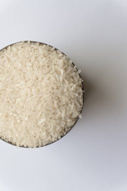 Beyaz bir arka planda izole edilmiş konserve kutusunda bulunan Endonezya 'nın yerli çiğ pirinci..