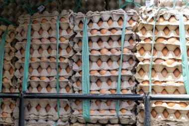 Karton bir pakette taze tavuk yumurtası. Karton paketlerdeki yumurtalar arka plan, doku. Yakından bak. Pazarda toptan satılmak üzere yumurta yığını.