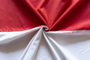 Dalgalı Kırmızı ve Beyaz Endonezya Bayrağının Üst Görünümü.