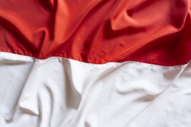 Dalgalı Kırmızı ve Beyaz Endonezya Bayrağının Üst Görünümü.