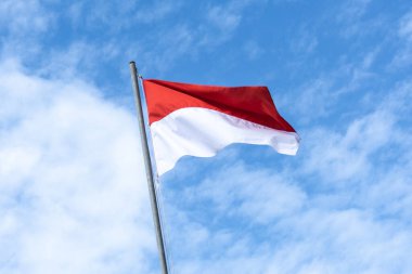 Endonezya Bayrağı, Kırmızı ve Beyaz, mavi gökyüzü arka planı.