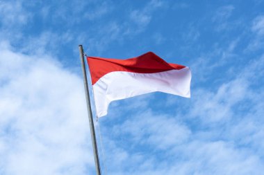 Endonezya Bayrağı, Kırmızı ve Beyaz, mavi gökyüzü arka planı.