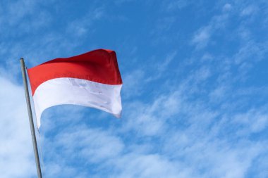 Endonezya Bayrağı, Kırmızı ve Beyaz, mavi gökyüzü arka planı.