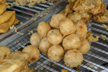 Gorengan: Kızarmış yiyecekler Endonezya 'dan tipik bir aperatiftir, Gorengan kahvaltı yapmakla ünlü bir takjil' dir. Genellikle tempeh, kek, bakwan ve muzdan oluşur..