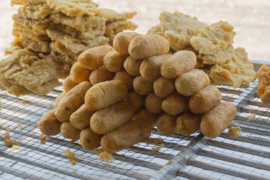 Gorengan: Kızarmış yiyecekler Endonezya 'dan tipik bir aperatiftir, Gorengan kahvaltı yapmakla ünlü bir takjil' dir. Genellikle tempeh, kek, bakwan ve muzdan oluşur..