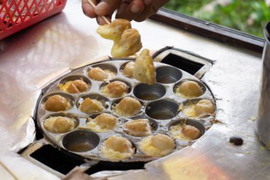 Seçici odaklı Cilor Tusuk veya Pentol Telur Gulung tipik bir Endonezya atıştırmalığıdır. Genellikle sokak yemeklerinde satay olarak satılır..