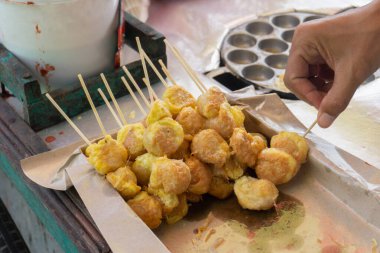 Seçici odaklı Cilor Tusuk veya Pentol Telur Gulung tipik bir Endonezya atıştırmalığıdır. Genellikle sokak yemeklerinde satay olarak satılır..