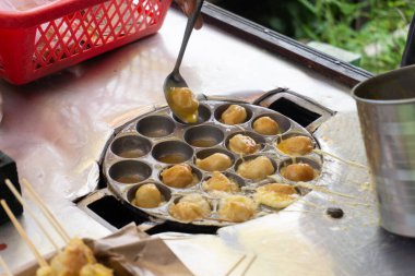 Seçici odaklı Cilor Tusuk veya Pentol Telur Gulung tipik bir Endonezya atıştırmalığıdır. Genellikle sokak yemeklerinde satay olarak satılır..