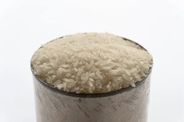 Beyaz bir arka planda izole edilmiş konserve kutusunda bulunan Endonezya 'nın yerli çiğ pirinci..
