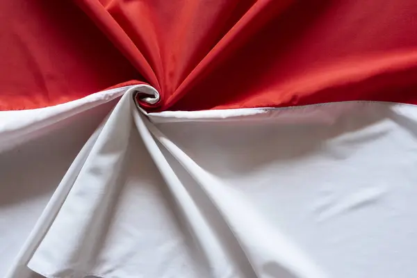 Dalgalı Kırmızı ve Beyaz Endonezya Bayrağının Üst Görünümü.